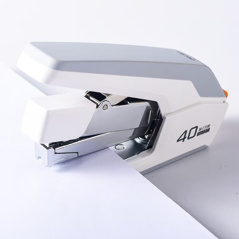 Deli 簡単デスクトップホッチキス、40 枚の容量、ワンフ - Stapler Heavy Duty のレビューと価格
